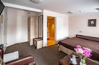 Отель Aleksandri Hotel Тарту Двухместный номер с 1 кроватью или 2 отдельными кроватями-11